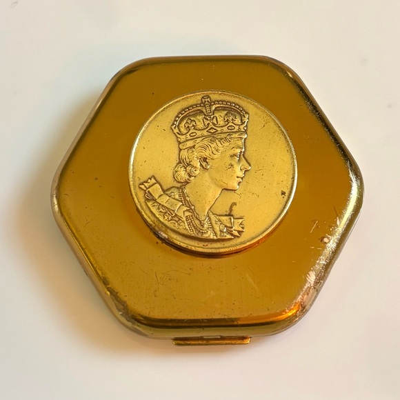 Pilcher Souvenir Queen Elizabeth ladies makeup compact Circa 1953